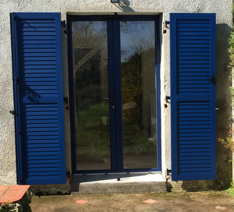 Chantier ??? : menuiseries PVC bleu acier